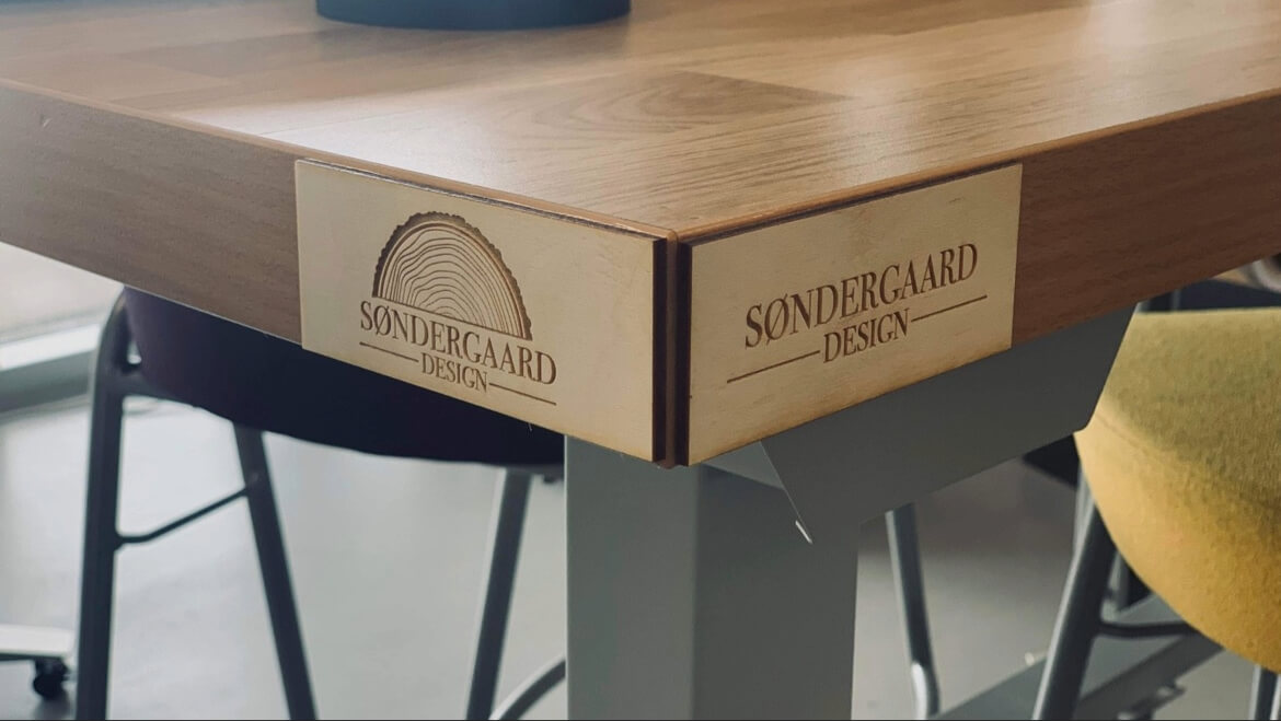 Søndergaard designs logo på træ